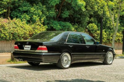 メルセデス・ベンツ S600L：リア3/4アングル。全長5mを超える堂々たるボディに、20インチのBBSホイールがバランスよく収まる