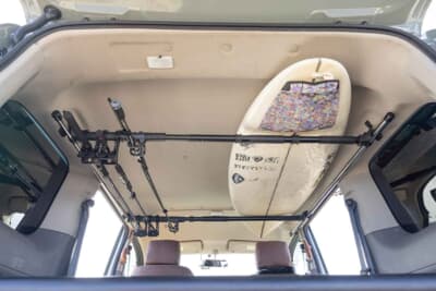 三菱 デリカD:3:サーフボードと釣り竿を頭上にスッキリと収納できる車内キャリア