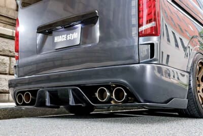 トヨタ ハイエース:ワンオフの4本出しマフラーとディフューザーが完璧な組み合わせを見せるリアバンパー