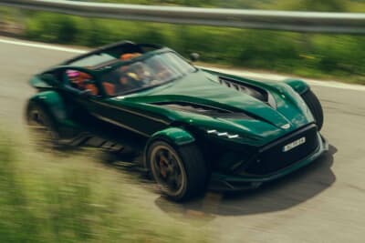 ドンカーブート P24 RS：ルーフを外して走るP24 RS。0-200km/h加速は7.4秒を公称する