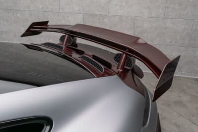 ポルシェ 911ターボS：圧倒的なダウンフォースを発生させる固定式の2ピースリアスポイラー