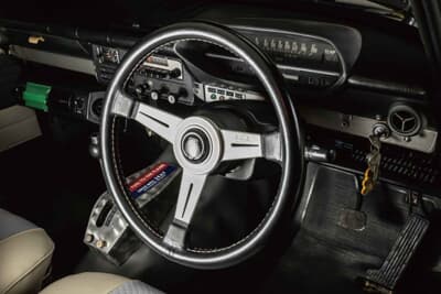 日産 プリンス・スカイライン：54DX用の横長メーターを流用し、ナルディ製のステアリングを組み合わせることで、コクピットのクラシカルな雰囲気を高めている