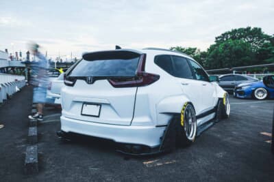 ホンダ CRV：既製品の設定がないためチョップドカーボンやフロントフラップなどをすべてDIYで製作した大作