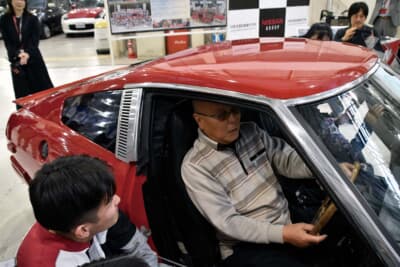 ニッサン・フェアレディZ：「晃司が元気だったら、生徒さんたちくらいの孫がいてもおかしくない。晃司が夜な夜なクルマいじりをしていたのを思い出します」とご両親