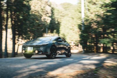 トヨタ プリウス：イエローのLEDバーとフォグランプがオフロード感を演出。林道を走るその姿は爽快だ