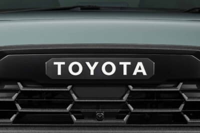 トヨタ カローラクロス Zアドベンチャー:凹型ハニカムデザインの専用フロントグリルとTOYOTAエンブレムの組み合わせ