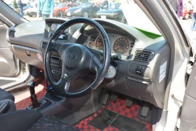 トヨタ カローラGT:社外品のスポーツステアリングやバケットシートが投入されたスポーティなインテリア