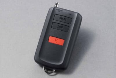 トヨタ ランドクルーザーFJ:乗車前に空調操作ができるリモートスタート。夏でも冬でも乗り込み時は快適な室温できる