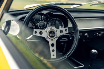 8万6250ユーロ（邦貨換算約1592万円）で落札されたアルピーヌ・ルノー「A110-1300G」 （C）2026 Courtesy of RM Sotheby's