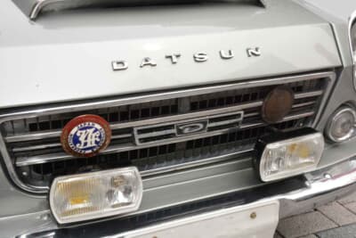 ダットサン フェアレディ2000：「DATSUN」のエンブレムや全日本ダットサン会などの記念バッジが並ぶフロントグリル