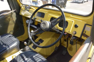 スズキ ジムニー:シンプルな大径ステアリングホイールと、必要最低限の計器類が並ぶ運転席周り