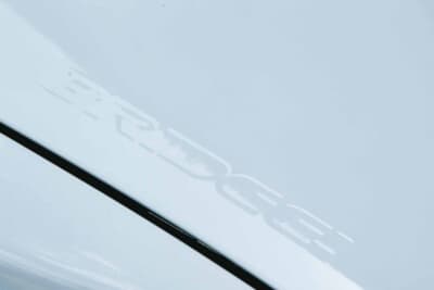 日産 エルグランド:フロントフェンダー上部のボンネット上には、ステッカーを利用して製作ショップのロゴを配置。凹凸仕上げで、そのさり気なさがカッコいい