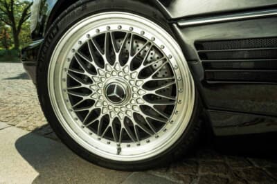 メルセデス・ベンツ S600L：BBS「スーパーRS」のクローズアップ。メッシュ状のスポークとMichelin製タイヤの組み合わせが足元の存在感を際立たせる