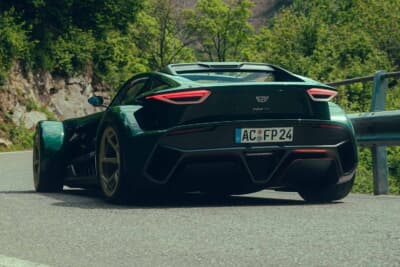 ドンカーブート P24 RS：リアビュー。テールランプとカーボンディフューザーがリアビューを引き締める