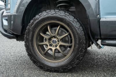 三菱 デリカD:5：足元にはあえてスポーツカーに好まれるワークエモーションの18×8.5Jサイズをセットする個性的なアプローチ