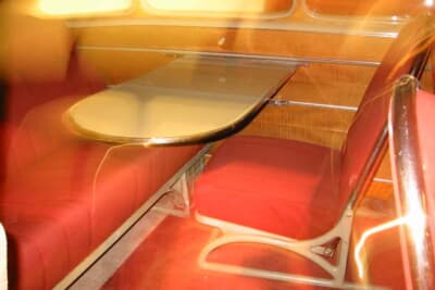 スタウト スカラブ：車内とは思えないテーブルとソファを備えたくつろぎの空間
