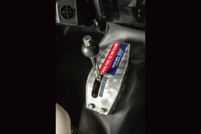 日産 プリンス・スカイライン：フロアに設けられた4速ATのシフトセレクター。気難しい旧車のイメージを覆し、日常的に街乗りを楽しめるイージードライブを実現している