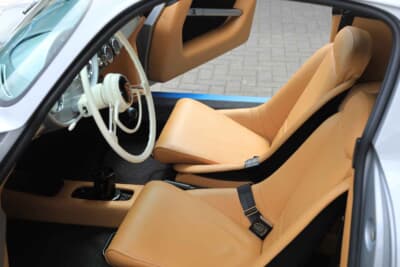 ポルシェ 356 European SL:乗員を優しく包み込むオーダーメイドのレザーシート。「我慢のドライブ」を強いることなく、長距離ツーリングもこなせる高い居住性を確保している