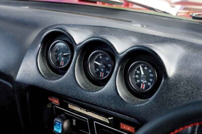 日産 フェアレディZ：ダッシュボード中央にインストールされたスタック製の3連メーター（油圧・油温・水温）。ドライバーに正確な車両情報を伝える