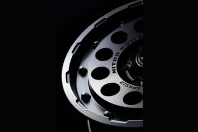 トヨタ・ハイエース：オフ系らしいディッシュデザインで重厚でタフな印象を与える