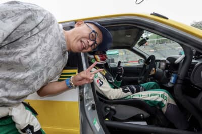 トヨタ・プロボックス：スーパー耐久本選に出場する同チームのドライバーであるピストン西沢氏も応援!!