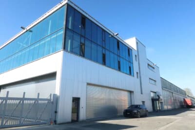 FFA博物館:右半分が吹き抜け構造となっておりジェット戦闘機やヘリコプターなどが展示されている建屋の外観