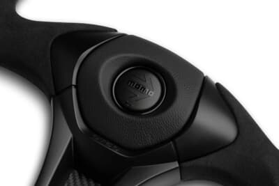 MOMO GT50 2.0 BLACK EDITION:マットブラックにグロッシーブラックのロゴが鈍く光る専用ホーンボタン