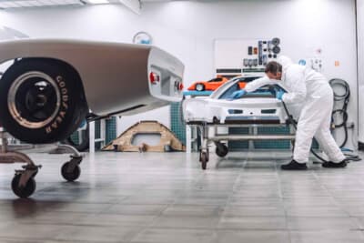 マクラーレン M6GT：MSO（マクラーレン・スペシャル・オペレーションズ）の専用ファクトリーで進められる最終の組み付け工程