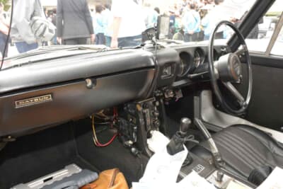 ダットサン フェアレディ2000：後期モデル特有のクラッシュパッドを備え、良好なコンディションが保たれたインテリア