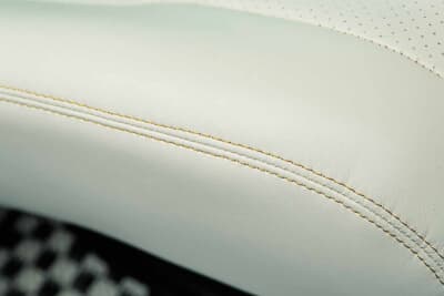 日産エルグランド:シートに採用されるステッチは、イージーグラフィック仕上げのウッド部分と同じカラーを採用する。コダワリを全面に押し出した贅沢な仕上げだ