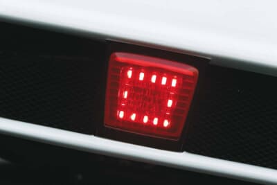 日産 エルグランド:リアバンパー中央にはフェアレディZ純正のバックフォグをマウント。写真はポジションランプ点灯時
