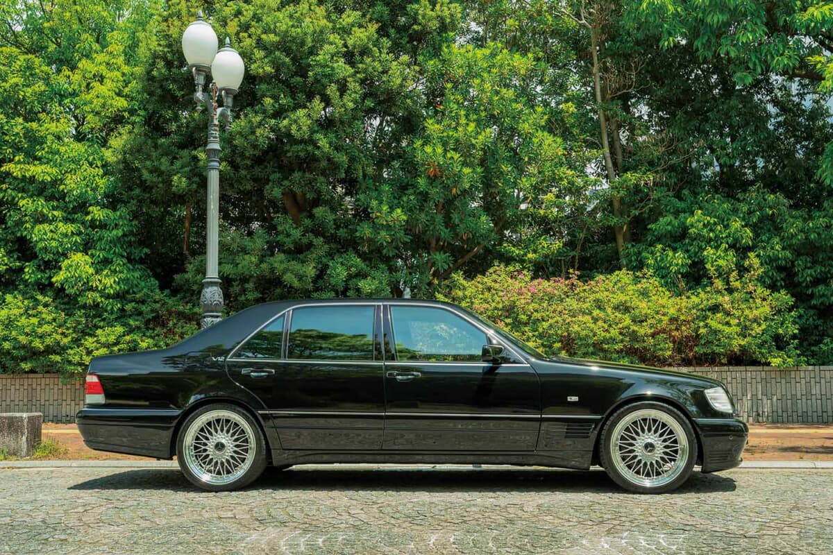 メルセデス・ベンツ S600L：サイドビュー。ビルシュタインとザックスによるローダウンで、全長5m超えのボディに絶妙な低さを実現した