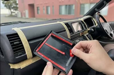 トヨタ ハイエース：装着は裏面の両面テープで貼り付けるだけ。パネルの穴開けや面倒な加工は一切不要で、DIYでも手軽に作業できる