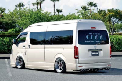 トヨタ ハイエース：センスブランド製のワンオフマフラーカッターを装着したyasuさんのリアビュー