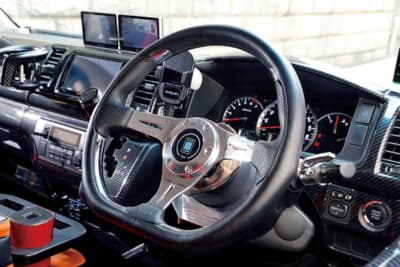 トヨタ ハイエース:ナルディのステアリングを採用してスポーティな操作性を実現した運転席
