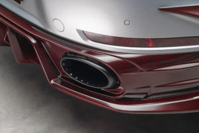 ポルシェ 911ターボS：専用エキゾーストエンドと一体化された緻密なカーボンリアディフューザー