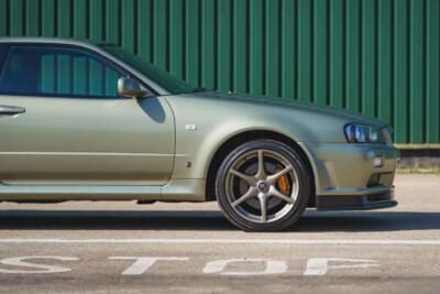 20万7000ユーロ(邦貨換算約3830万円)で落札された「日産 スカイラインGT-R V-Spec II Nür」(C)Courtesy of Broad Arrow
