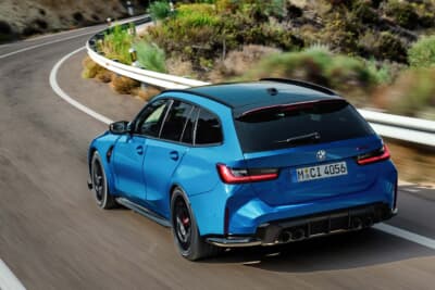 BMW M3CSツーリング：低重心設計、路面追従性、キャンバー強度、ダンパーのレスポンスを向上させるため、ボールジョイント4ヵ所増加し14ヵ所とし、専用のMカーボンセラミックブレーキ（レッドハイグロス仕上げ）を装備する