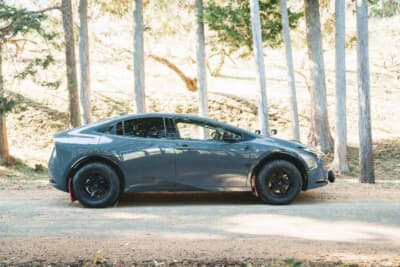 トヨタ プリウス：タイヤはオープンカントリーR/T（215/70）。ムチっとしたタイヤだが、意外と似合っている！