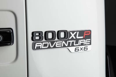ブラバスXLP800 6×6 アドベンチャー:単なるチューナーではなく、車体製造を行うブラバス。それを象徴するのがこのエンブレムだ