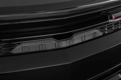 BRABUS 900 SUPERBLACK：リアビューを引き締めるカーボン製ゲートスポイラー