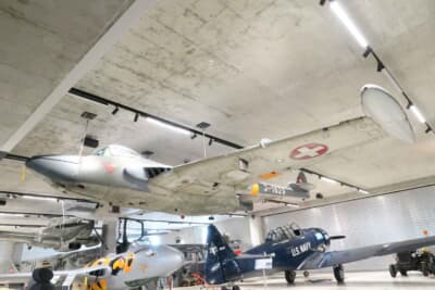 FFA博物館:クルマに加えてデ・ハビランド製などの迫力ある航空機が展示されている1階展示場の様子