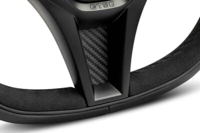 MOMO GT50 2.0 BLACK EDITION:リアルカーボンファイバーインサートがレーシーな雰囲気を醸し出すセンタースポーク