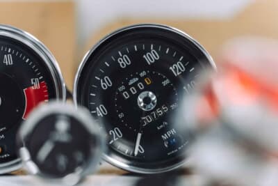マクラーレン M6GT：往年のレーシングカーに不可欠なスミス製（Smiths）のクラシカルなアナログメーター