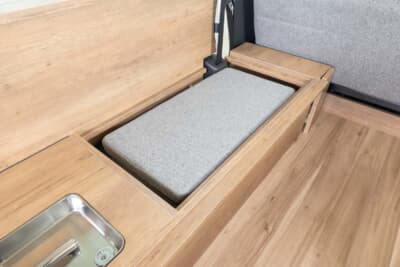 トヨタ・ハイエース：ベッドマットをスマートに格納できる機構を持つ