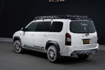 トヨタ・プロボックス：リフトアップした車高はステルス×RS-Rのリフトアップキット。オーバーフェンダーもステルス製だ