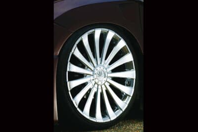 日産 エルグランド:張り出し系エアロに、あえてラグジュアリーなマーテル・デビアスを合わせ、ギャップを演出。サイズも21インチ(9J)と大口径で勝負した