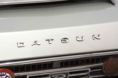 ダットサン フェアレディ2000：長い歴史を誇る名車のアイデンティティを示すボンネット先端の「DATSUN」レタリング