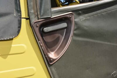 スズキ ジムニー:実用性を最優先して設計された、初代モデルならではのキャンバスドアのディテール