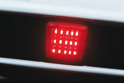 日産 エルグランド:いったん分解、LED加工している。ポジションで四角い枠が、ブレーキですべてが点灯する仕様に進化